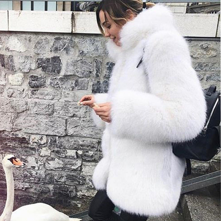 Women's Luxurious Faux Fur Coat with Voluminous Sleeves