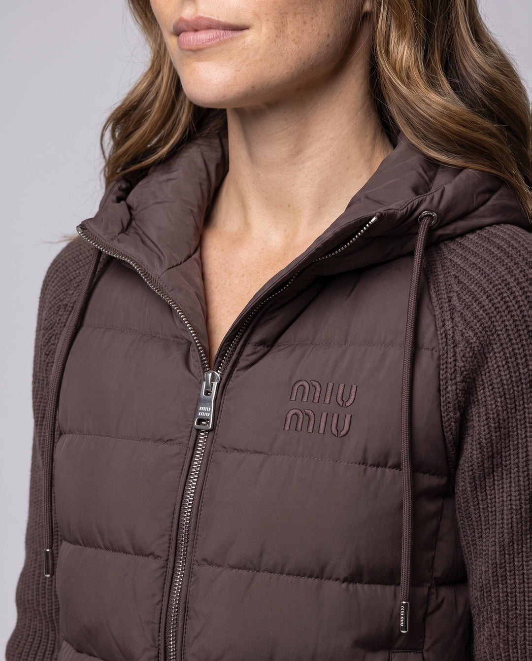 Women's Short-cut Quilted Hybrid Jacket with Knit Sleeves and Hood